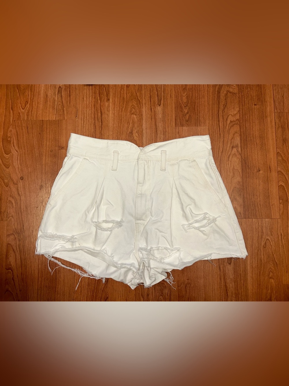 Levi’s Mom High Waisted Pleaded White Distressed Denim Shorts Women’s 31 Waist